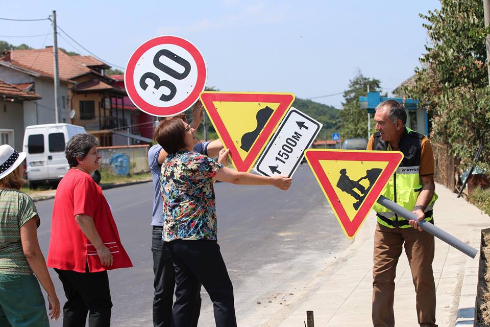Кметът на Троян махна пътен знак за неравности по пътя в Орешак